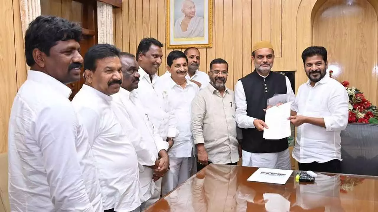 Haj Committee Chairman Discusses Pilgrims’ Issues with Chief Minister