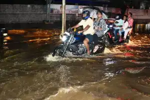 Heavy Rains and Strong Winds Hit Various Areas of Hyderabad