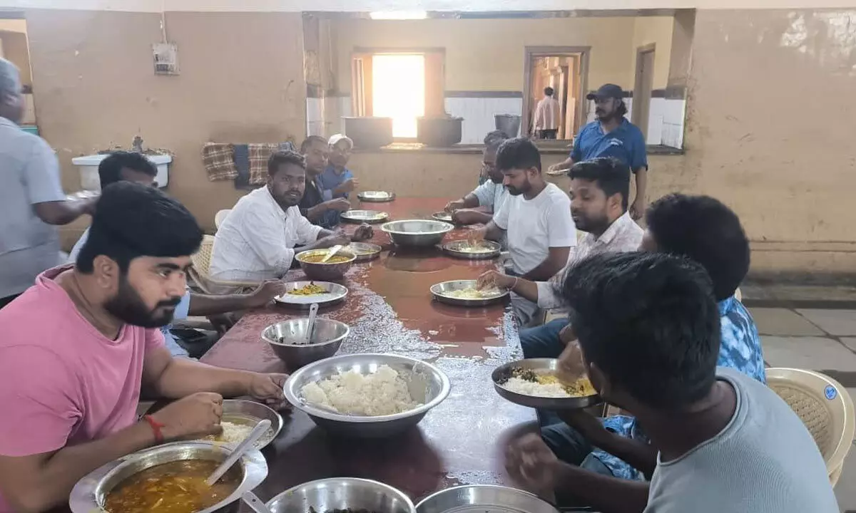 Hyderabad: OU Research Scholars Protest Mess Roof Leakage Issue