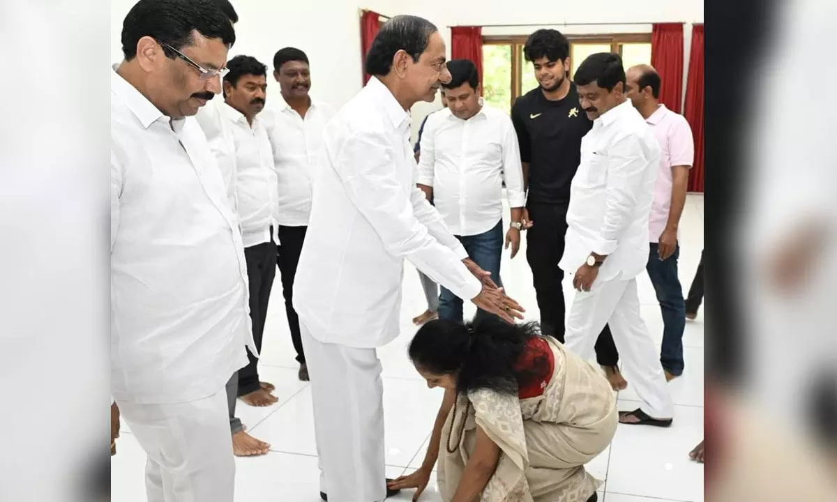KCR Becomes Emotional During Meeting with Kavitha