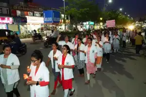 Medicos Hold Candlelight Rally in Kolkata to Protest Junior Doctor’s Murder