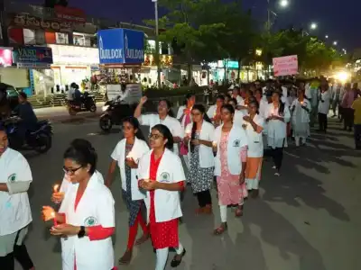 Medicos Hold Candlelight Rally in Kolkata to Protest Junior Doctor’s Murder