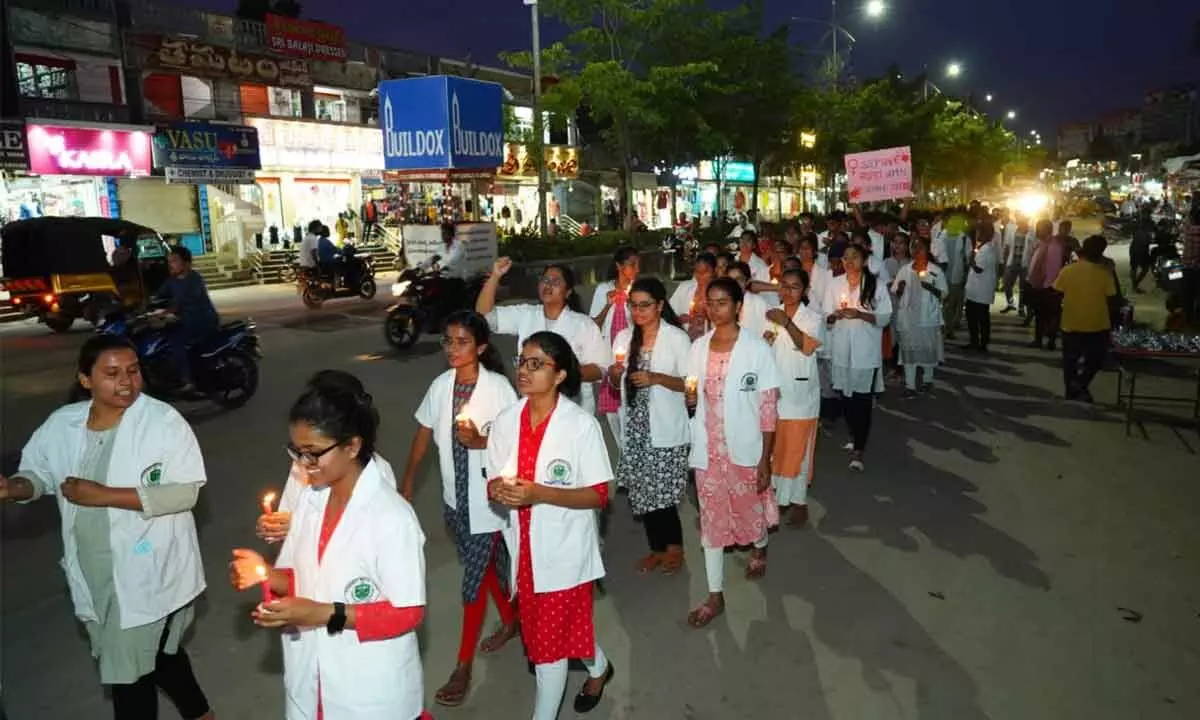 Medicos Hold Candlelight Rally in Kolkata to Protest Junior Doctor’s Murder