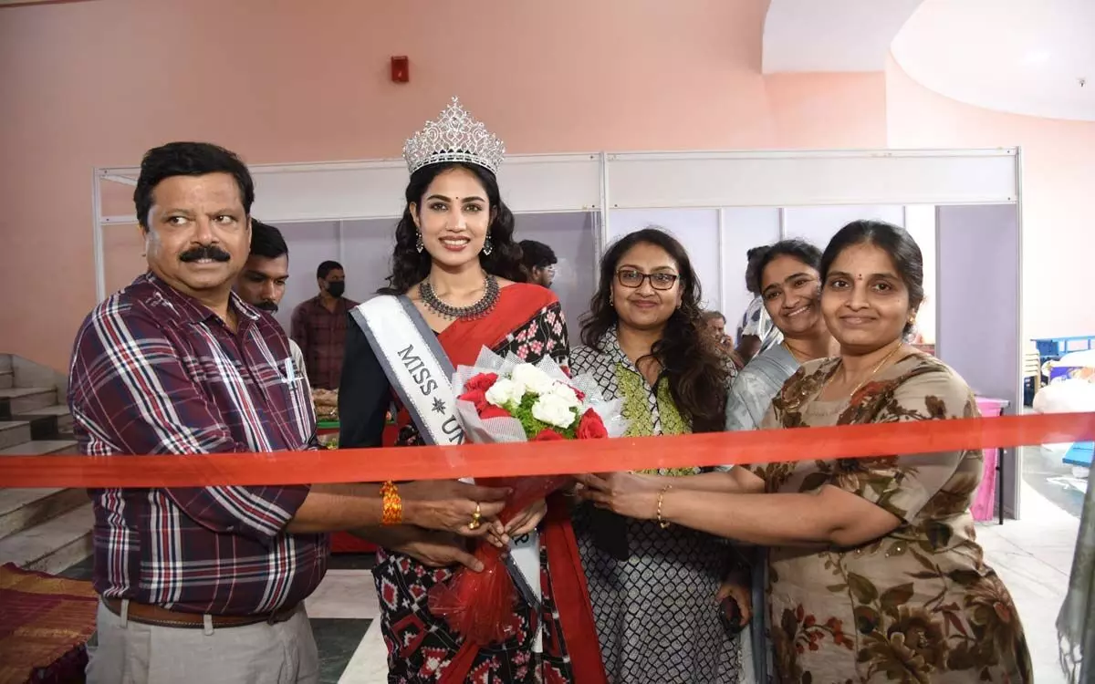 Miss Universe Andhra Pradesh Chandana Jayaram Inaugurates Handloom Expo “Hand to Hand”