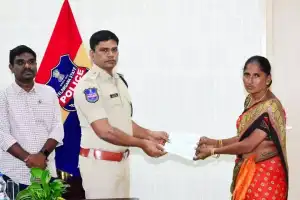 SP Shri T. Srinivas Rao Presents Check to Family of Fallen Police Officer