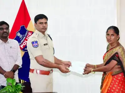SP Shri T. Srinivas Rao Presents Check to Family of Fallen Police Officer