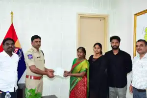 SP T. Srinivasa Rao Presents Cheques to Family of AR SI Who Passed Away 7 Months Ago