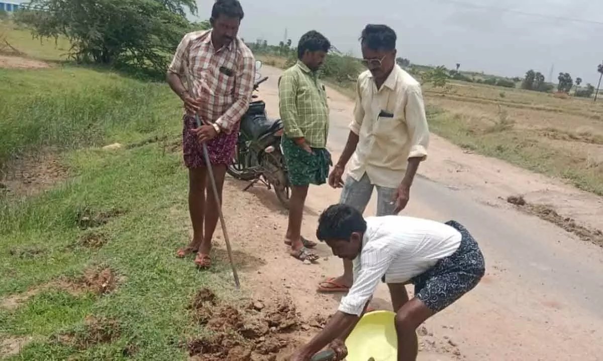 Sudhakar Goud Raises Concerns Over Neglected Tandrapadu Road Condition.