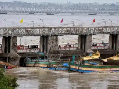 Boats Stranded at Prakasam Barrage to be Dismantled Under Plan B