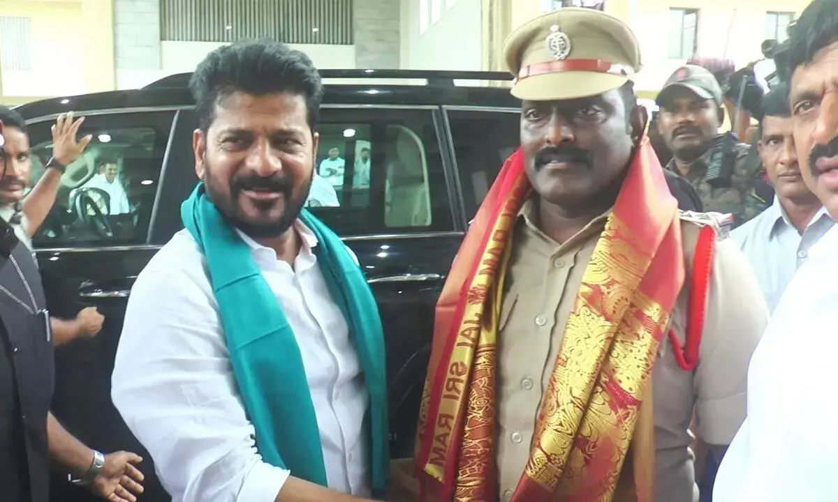 Chief Minister Honors Police Officers for Rescuing Flood Victims