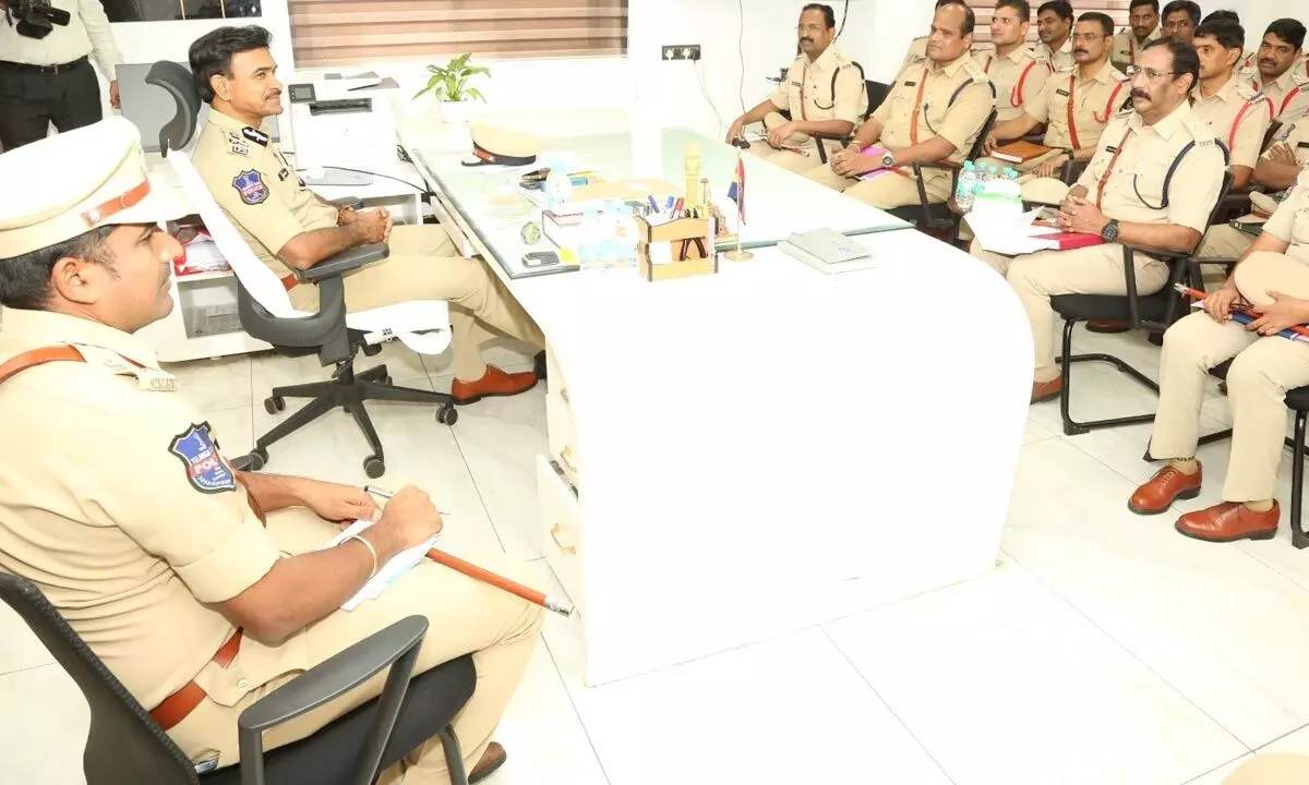 CP CV Anand Meets with Officers to Discuss Festival Readiness