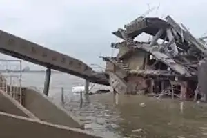 Illegal structure built on lake demolished on city outskirts