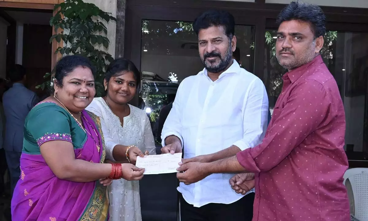 Kumari Aunty Contributes Rs 50,000 to Telangana CM’s Relief Fund