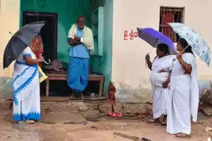 Medical Staff Brave Rains to Conduct Fever Surveys in Wards and Villages
