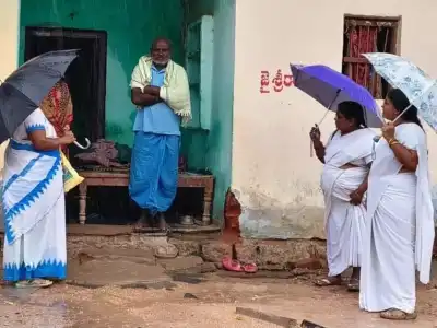 Medical Staff Brave Rains to Conduct Fever Surveys in Wards and Villages