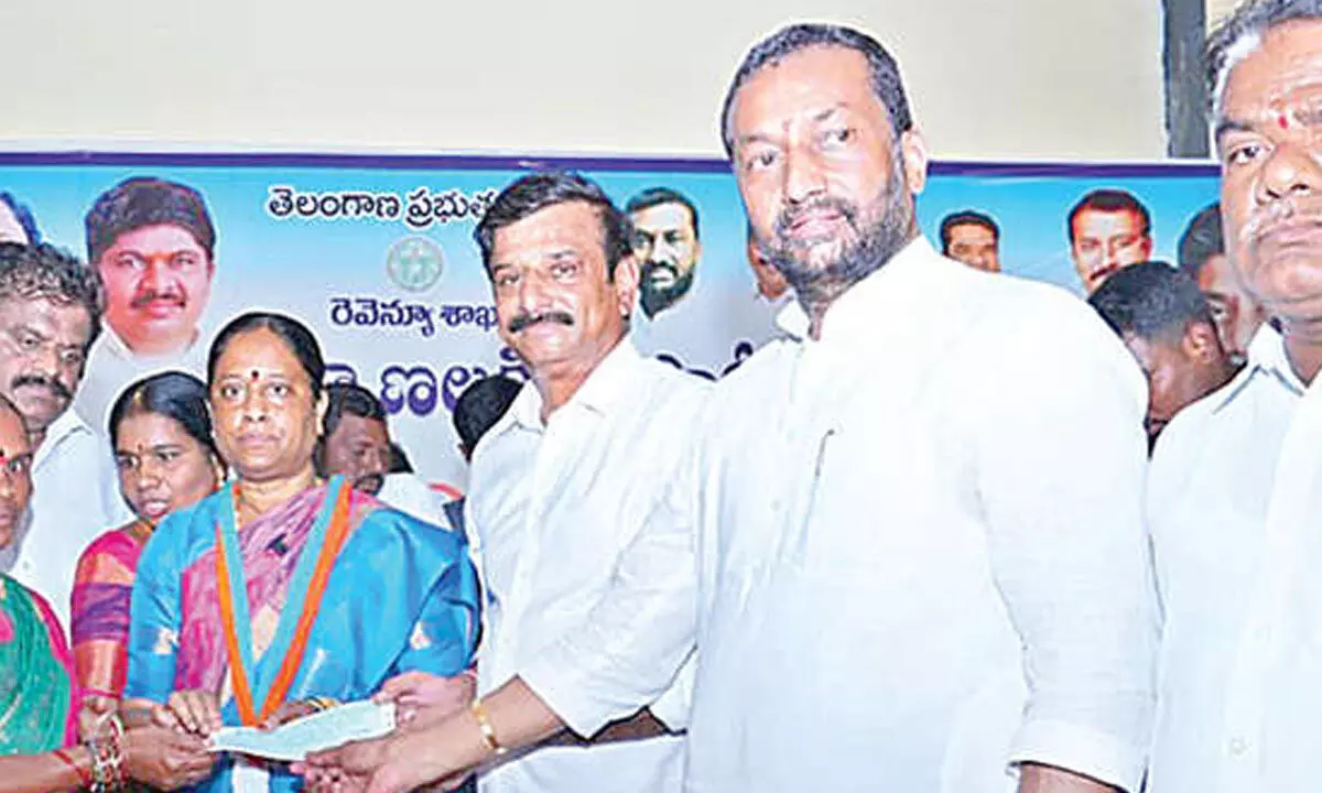 Minister Distributes KL, SM Cheques in Dubbaka
