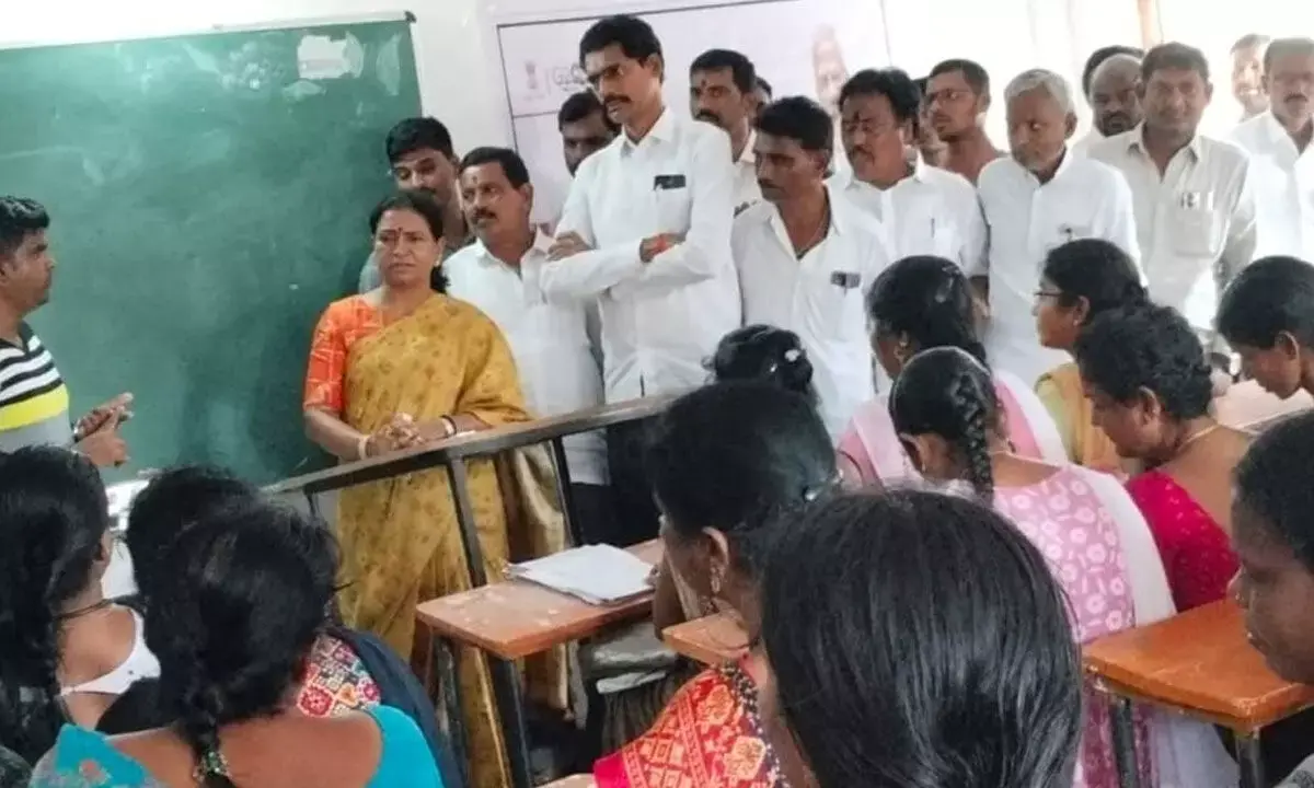 MP DK Aruna Encourages Youth and Women to Leverage Vishwakarma Yojana for Job Opportunities