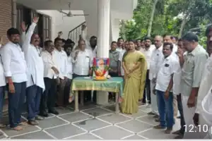Poet Kaloji Narayana Rao, Advocate for the Telangana Dialect, Honored by Former ZP Chairperson and Congress Gadwal In-Charge Sarithamma.