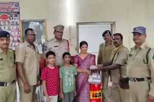Telangana RTC Employees Show Integrity, Return Lost Bag Containing Rs. 2 Lakh to Passenger