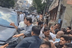 Congress Leaders Block KTR’s Convoy in Amberpet, Demand Apology