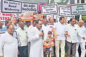 Cantt and Rajiv Rahadari Residents Hold Rally in Support of Road Widening