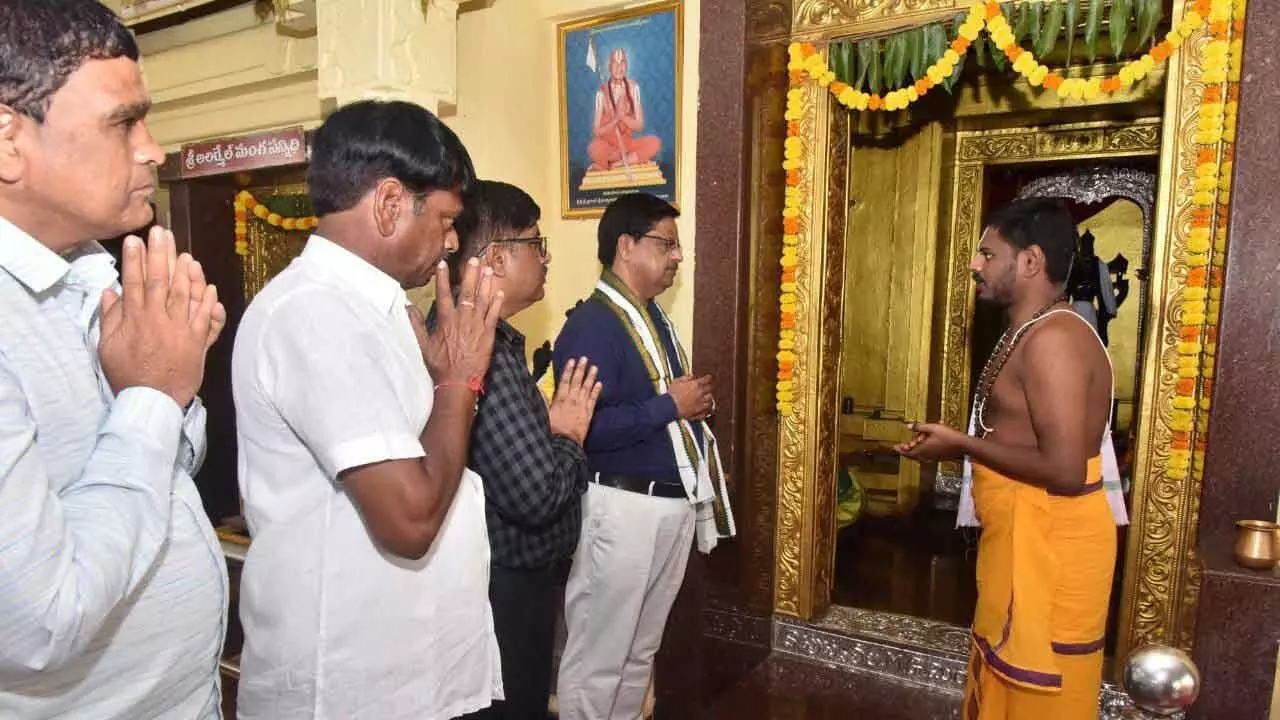 “Chairman of Higher Education Council, Balakrishna Reddy, Visits Vatten Venkateswara Swamy Temple”