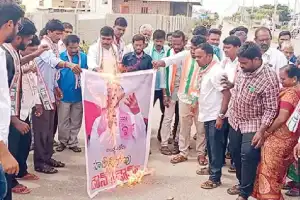 Displaced Mallannasagar Residents Burn Effigy of Harish Rao