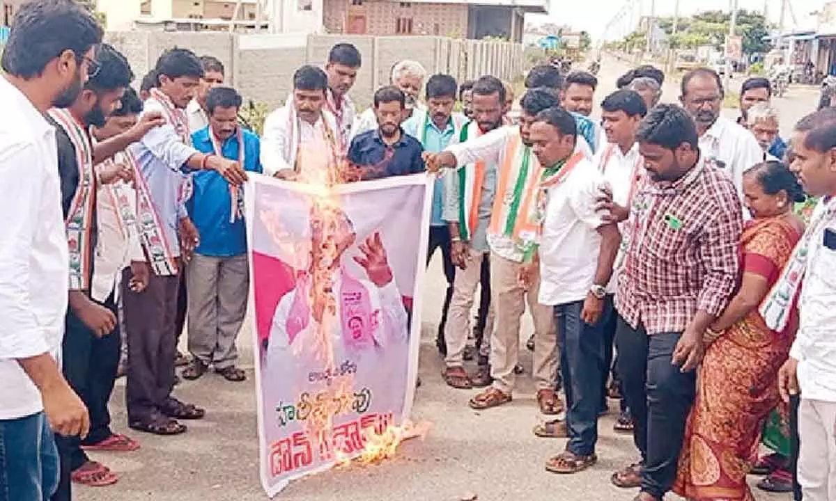 Displaced Mallannasagar Residents Burn Effigy of Harish Rao
