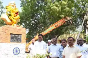 “District Collector B.M. Santosh Pays Tribute to Mahatma Gandhi: The Leader Who Achieved Freedom Through Non-Violence”