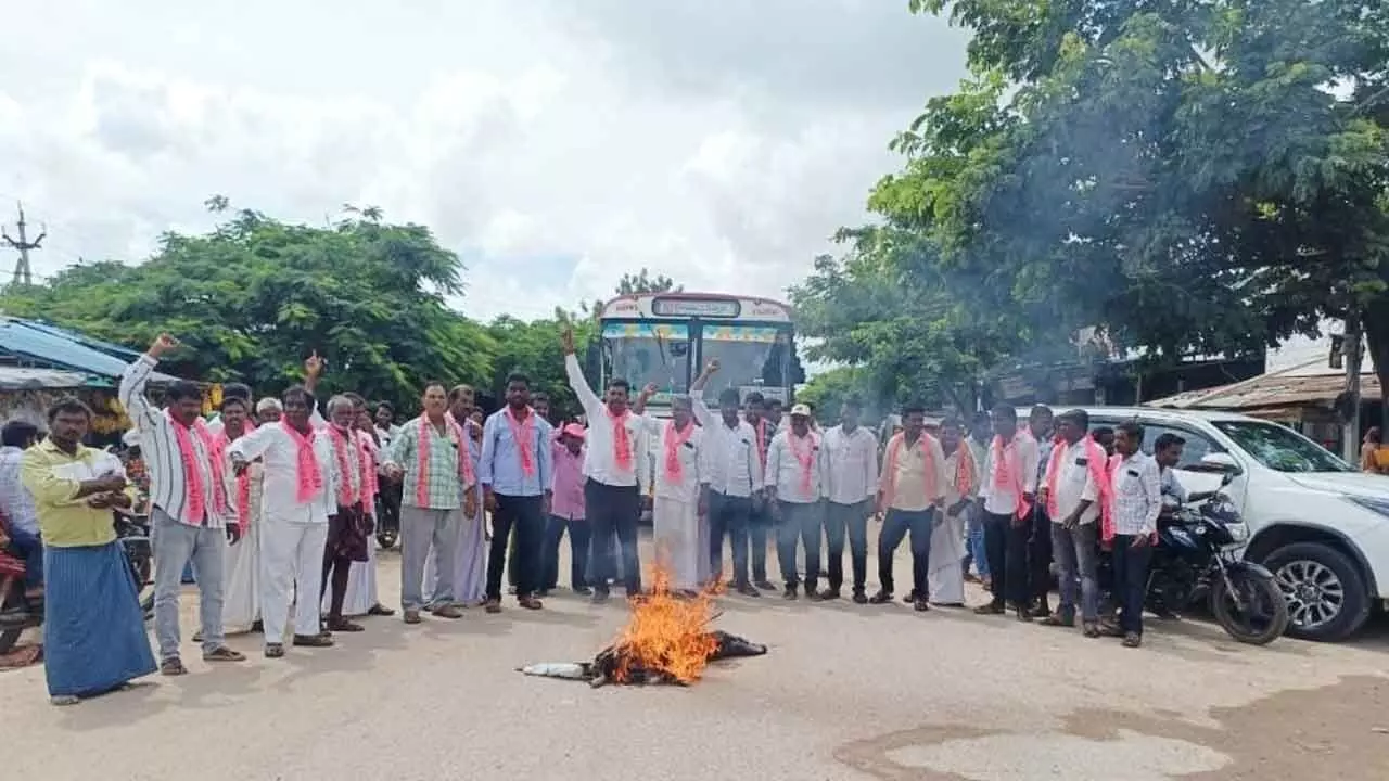 Gadwal: BRS Leaders Head Farmers’ Protests