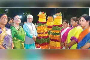 Governor and spouse take part in Bathukamma celebrations