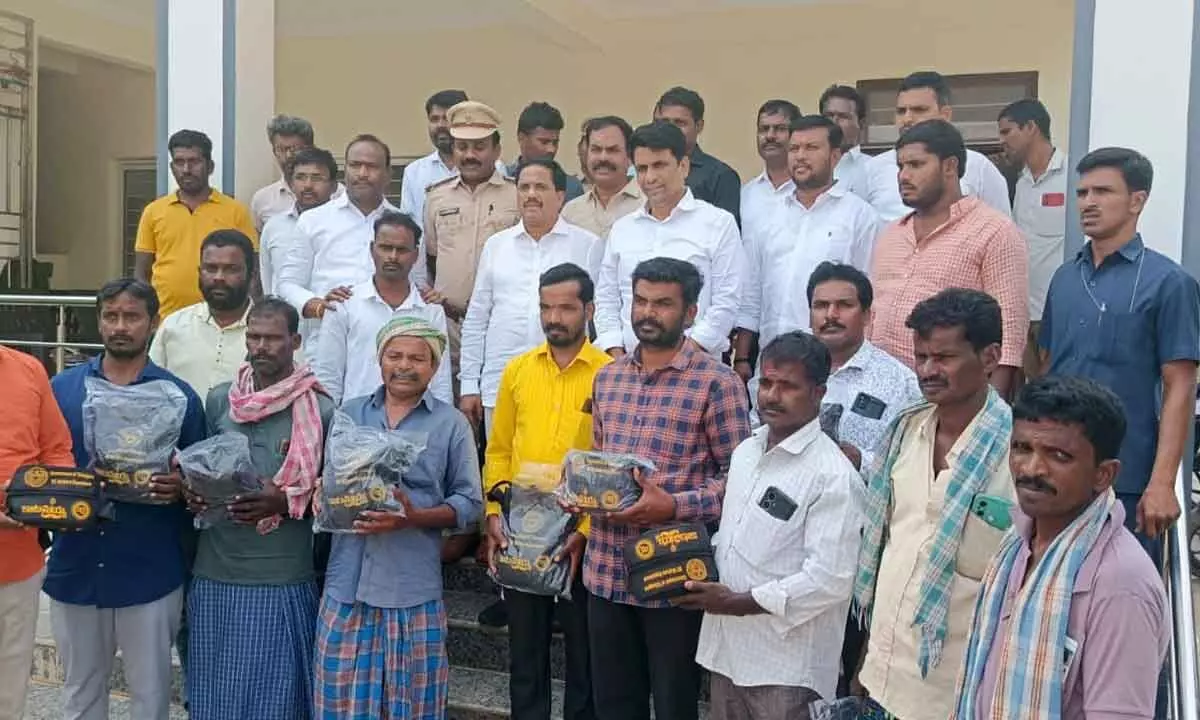 Kalwakurthy MLA Kasireddy Narayana Reddy Distributes Safety Kits to Local Toddy Tappers
