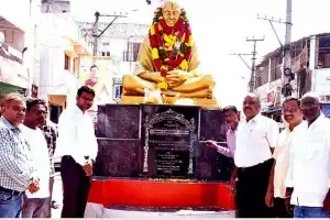 People Pledge to Follow Mahatma Gandhi’s Path