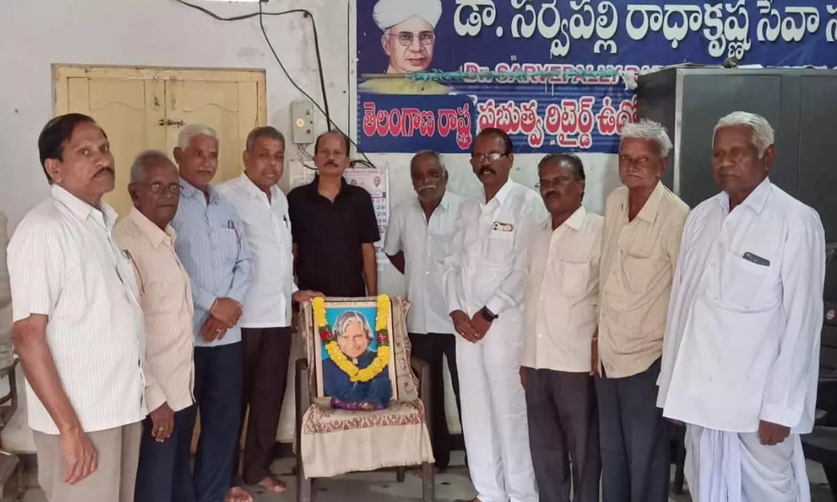 Tributes Paid to APJ Abdul Kalam on His Birth Anniversary at Retired Employees Association Building