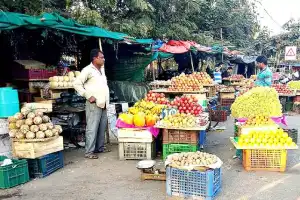 Vendors Take Over Pavements, Causing Struggles for Pedestrians