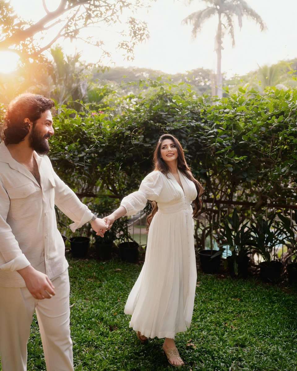 Akhil Akkineni Gets Engaged to Zainab Ravdjee, Nagarjuna Shares the Happy News