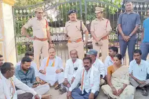 Congress Workers Clash During Meeting on Caste Census