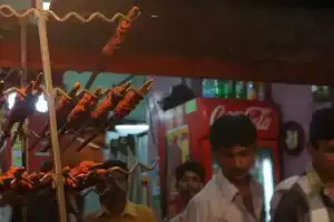 Hotels and mandi houses ignore closing deadlines despite police presence