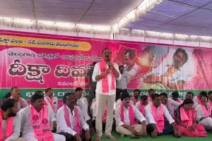 Jogulamba Gadwal Marks Dheeksha Day to Honor KCR’s Role in Telangana Movement