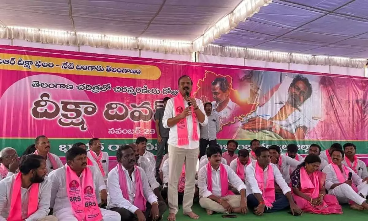Jogulamba Gadwal Marks Dheeksha Day to Honor KCR’s Role in Telangana Movement