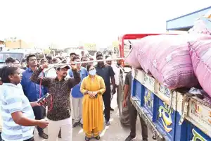 Karnataka Farmers Rush to Procurement Centres