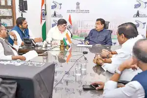 Ponnam visits Delhi, requests approval for new Telangana projects
