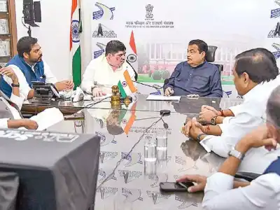Ponnam visits Delhi, requests approval for new Telangana projects