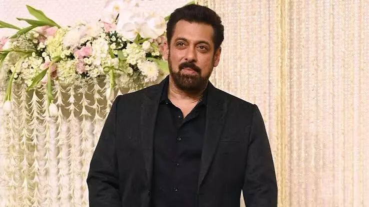 Huge Crowd Gathers outside Mandi Hotel in Hyderabad Following Rumors of Salman Khan’s Visit