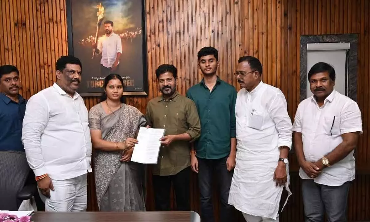 Saritha Tirupatiah Sends Diwali Wishes to CM Revanth Reddy, Calls for Gadwal’s Progress