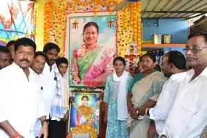 Seethakka Offers Condolences to Grieving Family