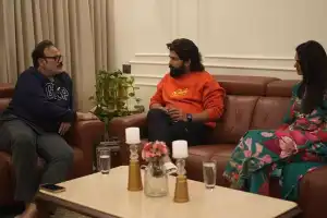 Allu Arjun visits his uncle Nagababu at home