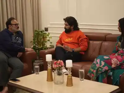 Allu Arjun visits his uncle Nagababu at home