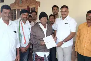 Congress leaders hand out CMRF cheques