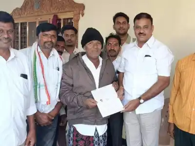 Congress leaders hand out CMRF cheques